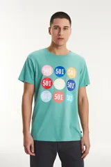 Remera Levi's de manga corta color verde menta con estampado de círculos de colores con el número 501 en el centro.