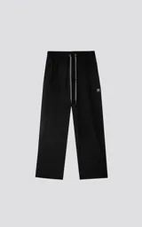 Pantalón negro multifuncional impermeable con elástico en la cintura y los puños, calce regular y bolsillos frontales.