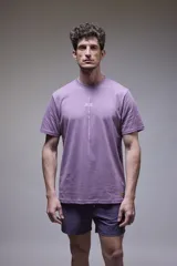 Remera lila de algodón con cuello redondo y estampado vertical con el texto "Benson & Thomas".