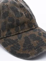 Gorra de béisbol con estampado animal print en tonos marrones y negros.