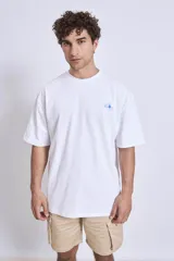 Remera blanca de corte holgado con pequeño estampado en el pecho.