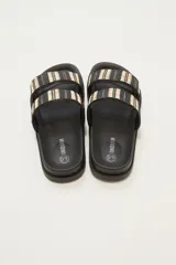 Sandalias tipo slide de plataforma color marrón, con dos tiras anchas sobre el empeine decoradas con tejido de rafia en tonos marrón, negro y beige.