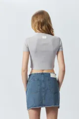 Top gris de tejido de punto acanalado, elastizado, de manga corta y cuello alto.