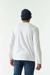 Remera de manga larga color marrón con cuello redondo y logo bordado en el pecho.