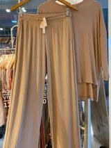 Pantalón palazzo color ladrillo, de morley de viscosa, con cintura elastizada y cordón blanco ajustable.