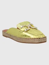 Sandalia alpargata color dorado, confeccionada en cuero metalizado, con base de yute y detalle de hebilla plateada.