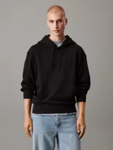 Buzo negro con capucha y cordón ajustable, de corte regular, con puños y bajo de canalé, bolsillo canguro y logo bordado tonal en el pecho y estampado en la parte trasera.