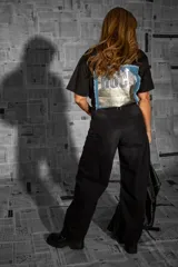 Remera blanca de corte clásico con estampado frontal de la palabra "ROCK" en letras con textura animal print. Confeccionada en algodón suave.