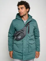 Riñonera de color gris liso con logo de Umbro en el centro y múltiples compartimentos.