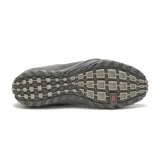Zapato Caterpillar modelo Iris color gris, de gamuza, con cordones y suela de goma.