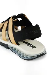 Sandalias Kenner Rakka con tiras de tela color beige y ajuste con cordón elástico. Suela blanca con detalles negros.