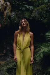 Vestido largo amarillo con degradé a verde, de escote halter con pañuelo integrado y espalda descubierta.