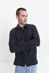 Camisa de manga larga color gris oscuro con textura a rayas, estilo rústico y fit regular.