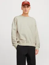 Buzo de manga larga y cuello redondo con fit holgado, confeccionado en tejido loop back sin cepillar 100% algodón.