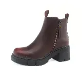 Bota corta negra de cuero sintético, con cierre lateral y suela track.