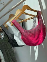 Corset fucsia cubierto con pedrería, con espalda elastizada y cierre.