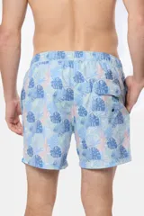 Short de baño celeste con estampado de hojas de palmera en tonos azules y rosados. Tiene cintura elástica con cordón ajustable, dos bolsillos laterales y suspensor de malla fina.