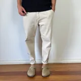 Pantalón jean celeste de corte amplio y tiro alto.