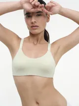 Soutien color beige con breteles regulables.