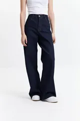 Pantalón de jean azul oscuro, corte wide leg y tiro alto.