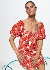 Vestido corto de algodón con estampado de margaritas, cuello escotado y mangas cortas abullonadas.