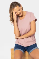 Remera lisa color rosa viejo, de corte clásico y cuello redondo.