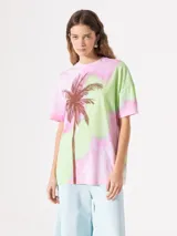 Remera de algodón con diseño de palmera en color rosa y verde, de corte holgado.