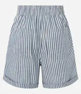 Short de sarga con estampado de rayas verticales en tonos celeste y blanco, con cintura elástica, bolsillos delanteros y traseros, y bajo plegado.