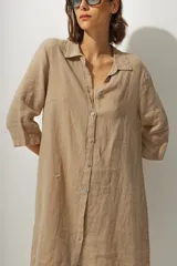 Vestido corto color negro, de corte recto y breteles finos.