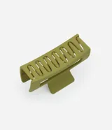 Pinza para el pelo rectangular de plástico color verde oliva con textura gomosa.