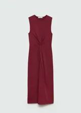 Vestido midi color borgoña, sin mangas y cuello redondo, con detalle de nudo drapeado en la cintura.