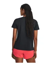 Remera deportiva color lila de manga corta con logo pequeño estampado en el pecho.