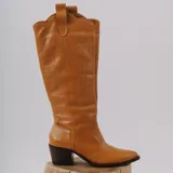 Bota texana de cuero color marrón con bordados en color crema.