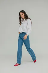 Pantalón de jean celeste, de corte recto y tiro alto.