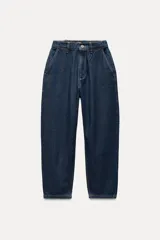 Pantalón de jean azul oscuro, corte carrot, tiro medio, largo cropped, con cintura elástica en la parte trasera, bolsillos delanteros y traseros, cierre con cremallera y botón.