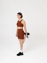 Short deportivo color verde militar, tiro alto, con costuras reforzadas y calce ajustado.