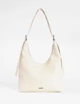 Cartera hobo color crudo de cuero sintético, con correa de hombro ajustable y múltiples cierres decorativos en el frente.