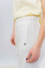 Pantalón jogger wide fit color amarillo pastel, confeccionado en algodón suave, con cintura elástica con cordón ajustable y bolsillos laterales funcionales.