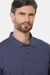 Remera polo piqué lisa color salmón, con cuello en rib y botones personalizados.