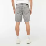 Bermudas de jean gris con efecto desgastado y roturas.