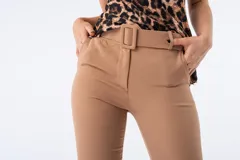 Pantalón de vestir color camel, de corte cigarette, con cinturón con hebilla forrada y ruedo con dobladillo.