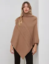 Poncho tejido color camel, con cuello polera alto y diseño asimétrico. Presenta un panel diagonal con punto trenzado en el frente.