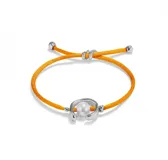 Pulsera de hilo naranja con perla shell y fomentura bañada en plata de ley.