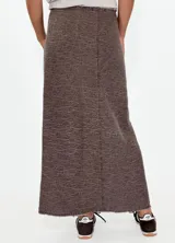 Falda larga color crudo con abertura lateral y cierre con botones.