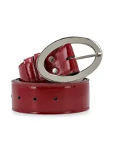 Cinturón de cuero sintético color marrón oscuro con hebilla ovalada plateada. Presenta costuras a contratono y perforaciones para ajustar el talle.