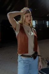 Remera marrón de algodón con logo AW bordado en el frente, corte holgado y mangas cortas.