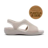 Sandalia casual color beige con plantilla de cuero, suela de goma y ajuste con correa trasera.