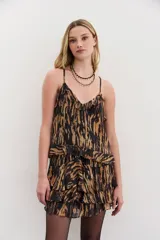 Top con breteles finos y volados en escote y ruedo. Confeccionado en viscosa georgette con estampado animal print y forrería interna.