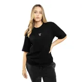 Remera negra de corte regular con logo pequeño en el pecho.