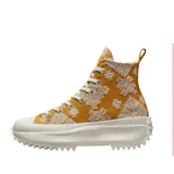 Championes Converse Run Star Hike color mostaza con bordado tonal y plataforma blanca con suela dentada.